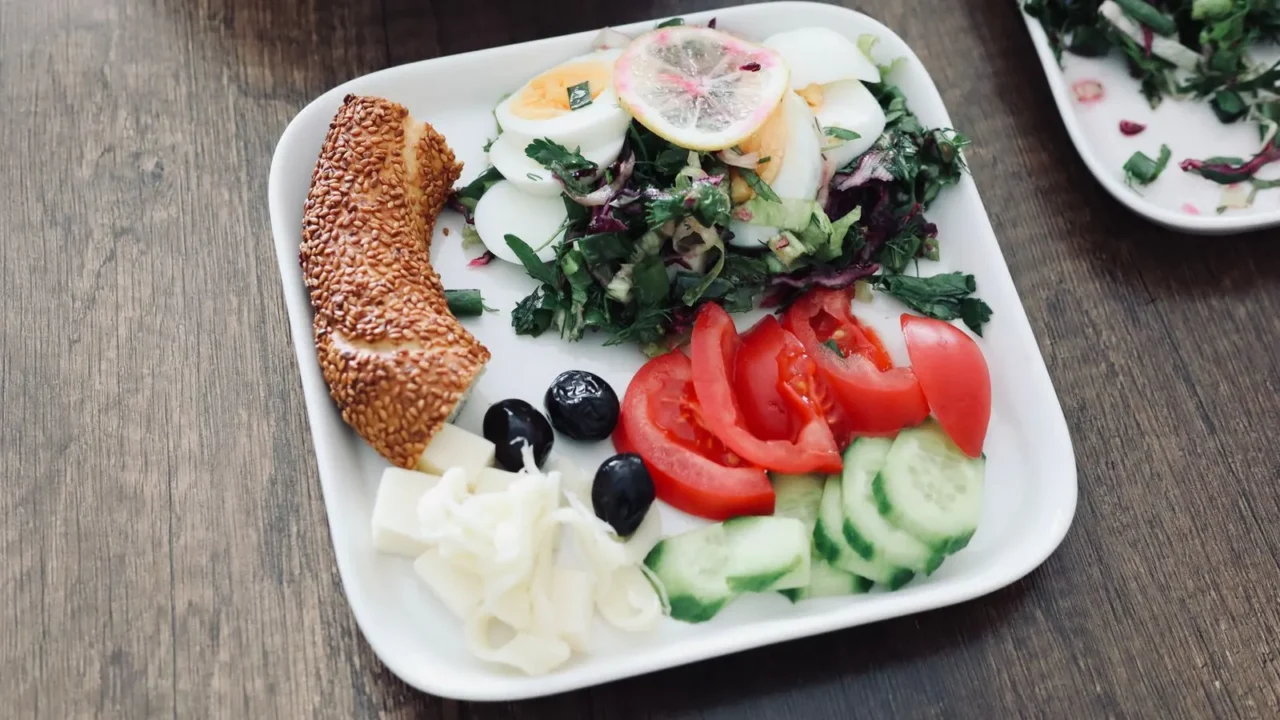 Yumurta, peynir ve sebzelerin bulunduğu kahvaltı tabağı
