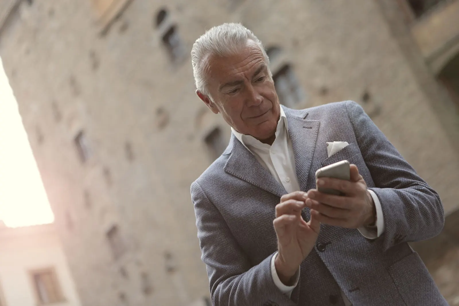 Akıllı telefon kullanan yaşlı erkek; temsili fotoğraf